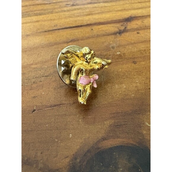 Vintage Gold Tone Angel Cherub Lapel Pin Vest Collectible Pink Loin Covering - Picture 1 of 7